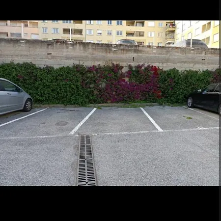 Grand Avec Coin Nuit Et Parking *