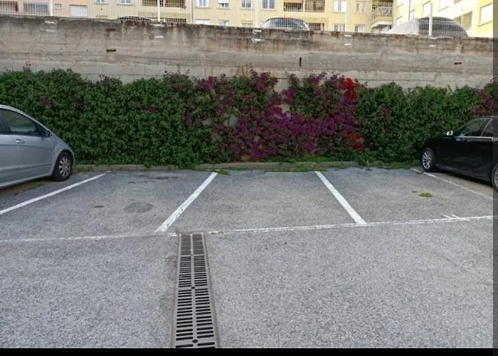 Grand Avec Coin Nuit Et Parking *